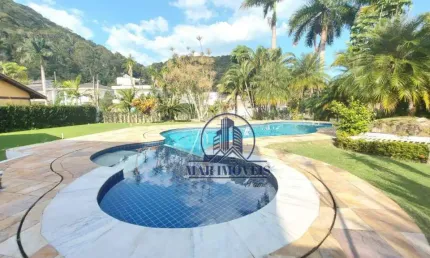 Linda casa em condomínio fechado na praia de pernambuco no guarujá, 5 suítes, mais de mil metros de terreno, elegantemente decorada!
