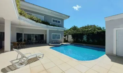 Linda casa em condomínio fechado com 5 suítes e excelente área de lazer