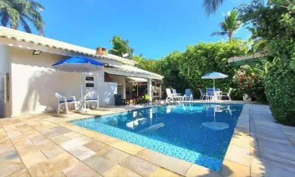 Aconchegante casa em estilo rústico minimalista dentro de condomínio fechado na região da praia de Pernambuco no Guarujá!
