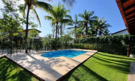 Aconchegante casa térrea em condomínio fechado na região da praia de Pernambuco no Guarujá!