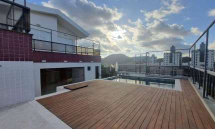 Linda cobertura duplex a 150 metros da praia do Tombo no Guarujá!