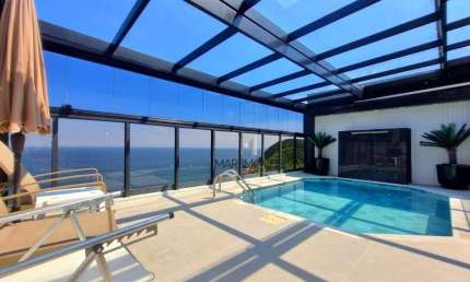 ESPETACULAR cobertura duplex toda reformada a 100 metros da praia!