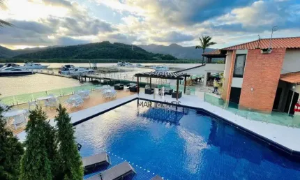 Casa em condomínio com lazer de clube, vaga náutica em excelente localização!
