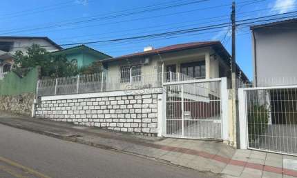 Casa com 3 quartos à venda na Rua Campolino Alves, 956, Abraão, Florianópolis por R$ 870.000