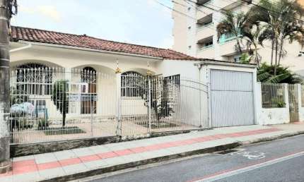 Casa com 3 quartos à venda na Rua Santo Antônio, 745, Barreiros, São José por R$ 850.000