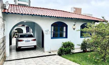 Casa com 3 quartos à venda na Rua Pascoal Simone, 839, Coqueiros, Florianópolis por R$ 1.166.000