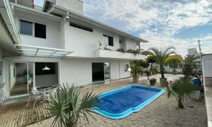 Casa com 3 quartos à venda na Rua Professor Bayer Filho, 235, Coqueiros, Florianópolis por R$ 1.600.000