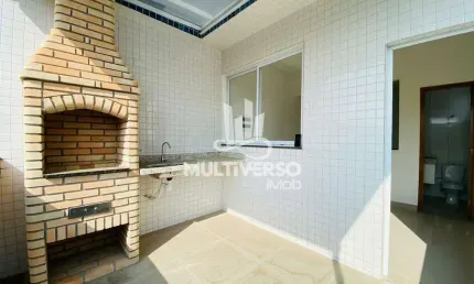 Casa sobreposta baixa moderna com churrasqueira na Ponta da Praia