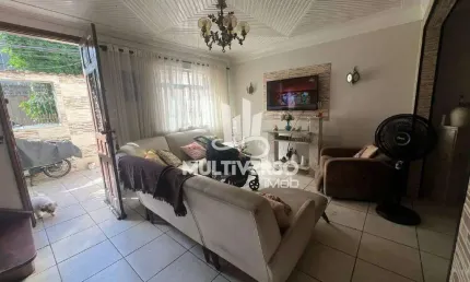Casa com dois andares e edícula no bairro da Vila Mathias – Santos/SP