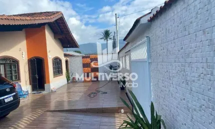 Linda casa térrea com piscina e edícula a 170 metros do Mar - Jardim Real !