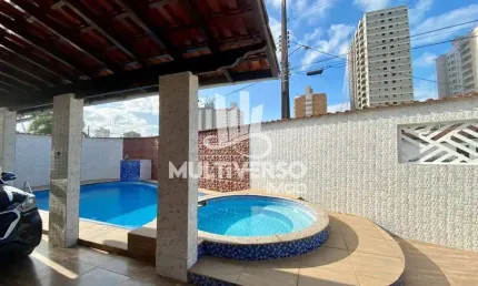 Linda casa térrea com piscina e edícula a 170 metros do mar - jardim real !