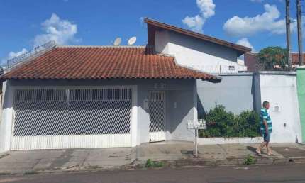 Excelente  residencia ampla, com total segurança , localização excelente