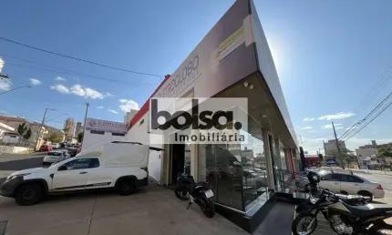 Prédio comercial em avenida de grande movimento ! !