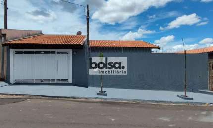 CASA NO BAIRRO SANTA EDWIRGES COM 3 DORMITÓRIOS ! !