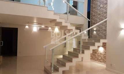 Excelente  residencia ampla, moderna, completíssima em armários, ar condicionado