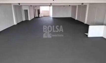 Prédio comercial , centro da cidade, rua movimentada