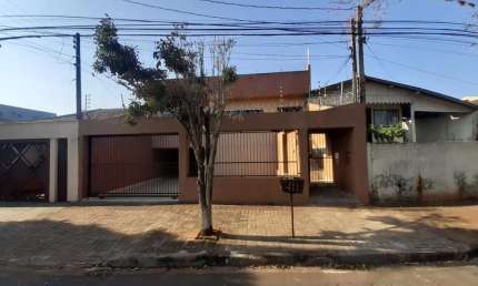 EXCELENTE CASA COM 3 QUARTOS E TERRA&#199;O - JD HEDY