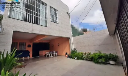 Triplex, 5 suítes, 4 vagas, varanda, quintal, terraço, pode ser transformada em 2 casas