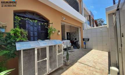 Vendo duplex com 2 suítes, ampla varanda, corredor lateral, quintal, próx. à Couro Fino