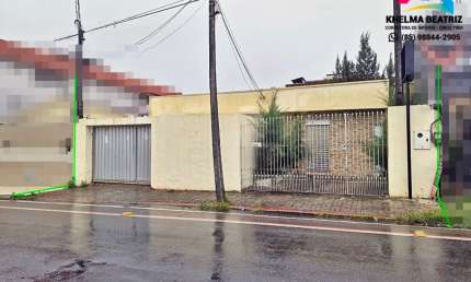 Vendo ampla casa solta com 3 quartos, ponto comercial , corredor lateral e galpão