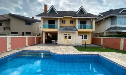 casa em condomínio frente mar com vista parcial mar.