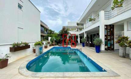 Casa a 150m da praia à venda em Jurerê Internacional - Florianópolis/SC