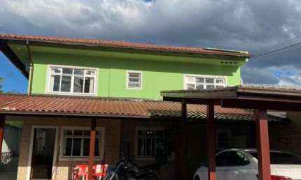 Casa com 180 m² e 03 dormitórios no Rio Caveiras em Biguaçu.