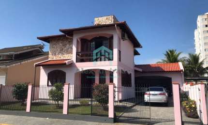 Casa com 03 dormitórios e 197 m² no Centro de Biguaçu