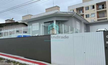Casa à Venda em Serraria - 3 Dormitórios e 2 Suítes por R$990k