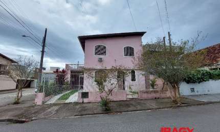 Casa com 3 quartos para alugar na Rua Raimundo Correia, 530, Estreito, Florianópolis, 164 m2 por R$ 5.000