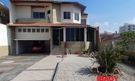 Casa com 4 quartos para alugar na Rua Moura, 620, Barreiros, São José, 250 m2 por R$ 5.950