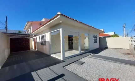 Casa com 3 quartos para alugar na Rua Armando Siegel, 282, Ponte do Imaruim, Palhoça, 120 m2 por R$ 3.700