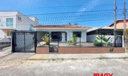 Casa com 2 quartos para alugar na Rua Valentin Heriberto Warmling, 476, Serraria, São José, 100 m2 por R$ 2.900