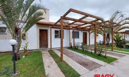 Casa em condomínio fechado com 2 quartos para alugar na Rua Antônio Jovita Duarte, 8151, Forquilhas, São José, 52 m2 por R$ 2.100