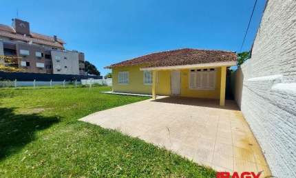 Casa com 3 quartos para alugar na Rua Clorinda Ventimiglia, 480, Cachoeira do Bom Jesus, Florianópolis, 86 m2 por R$ 4.600