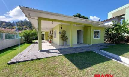 Casa com 2 quartos para alugar na Rua Isid Dutra, 70, Sambaqui, Florianópolis, 152 m2 por R$ 6.000