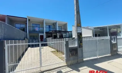 Casa com 2 quartos para alugar na Rua Araucária, 622, Potecas, São José, 56 m2 por R$ 2.100