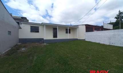 Casa com 3 quartos para alugar na Rua Padre João Batista Réus, 1815, Caminho Novo, Palhoça, 85 m2 por R$ 2.550