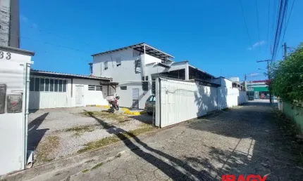 Apartamento com 2 quartos para alugar na Avenida Aniceto Zacchi, 233, Ponte do Imaruim, Palhoça, 54 m2 por R$ 1.650