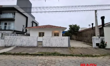 Excelente casa 3 dormitório(s) em carianos - florianópolis