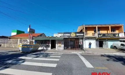 Apartamento com 2 quartos para alugar na Rua Otto Júlio Malina, 429, Barreiros, São José, 58 m2 por R$ 1.600