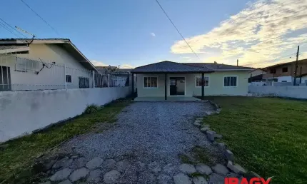 Casa com 3 quartos para alugar na Rua Gerardus Post, 328, Barra do Aririú, Palhoça, 70 m2 por R$ 2.800