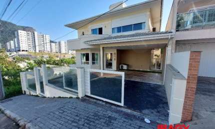 Casa com 4 quartos para alugar na Rua do Copo de Leite, 616, Pedra Branca, Palhoça, 301 m2 por R$ 13.500
