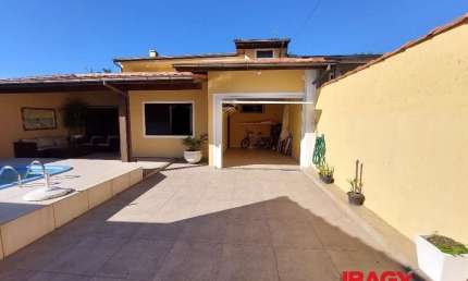 Casa com 3 quartos para alugar na Margarida Linhares, 42, Barra da Lagoa, Florianópolis por R$ 8.000