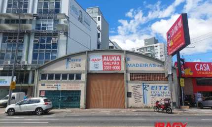 Barracão / Galpão / Depósito com 2 salas para alugar na Avenida Leoberto Leal, 699, Barreiros, São José, 840 m2 por R$ 30.000