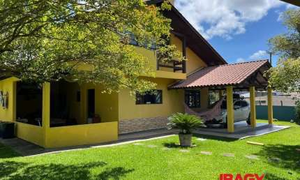 Linda Casa com 3 Quartos (1 Suíte), quadra de esportes e churrasqueira e a 500m da Praia!
