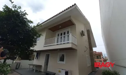 Casa com 3 quartos para alugar na Rua Ferrara, 133, Pagani, Palhoça, 220 m2 por R$ 5.500