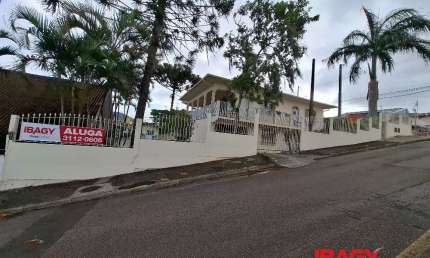 Casa com 6 quartos para alugar na Rua Domingos Pedro Hermes, 870, Jardim Cidade de Florianópolis, São José, 219 m2 por R$ 7.000