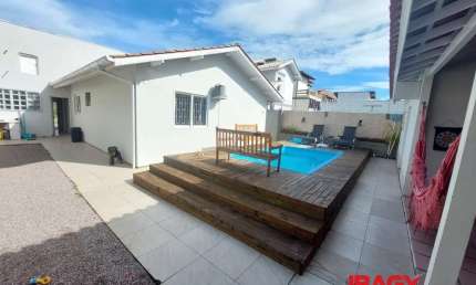 Casa com 3 quartos para alugar na Avenida Itamarati, 815, Itacorubi, Florianópolis, 153 m2 por R$ 9.500