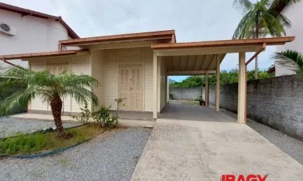Casa com 3 quartos para alugar na Acioli Nunes dos Santos, 620, Centro, Palhoça por R$ 2.900